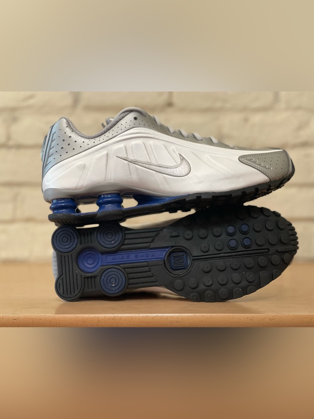 Nike Shox R4 White Metallic Silver Deep Royal Blue HQ1988-102 Men Size 11 Shoes